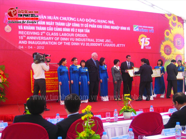 Lễ đón nhận huy chương